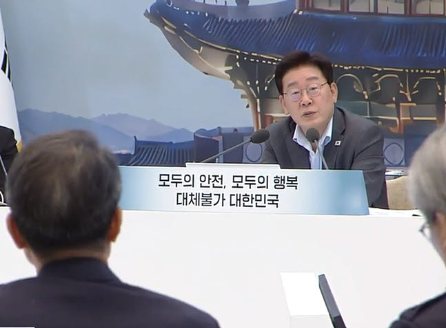 이재명 대통령이 5일 청와대 영빈관에서 열린 행정안전부·법무부·국무조정실·법제처·인사혁신처 등에 대한 부처 업무보고에서 발언을 듣고 있다. (사진=KTV 국민방송 캡처)