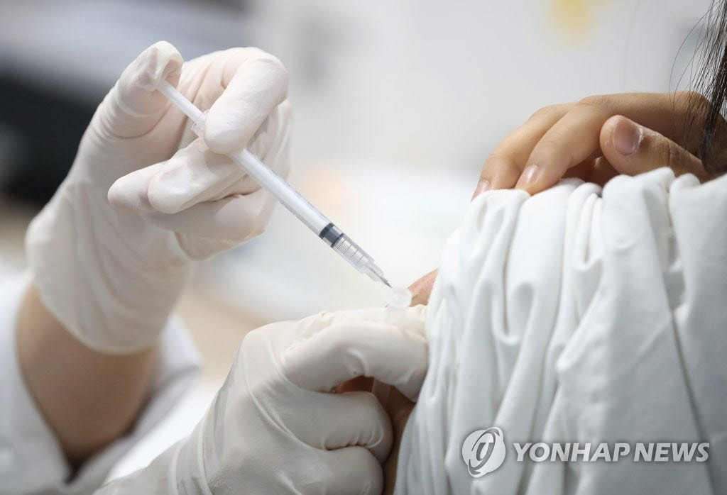 백신 접종하는 의료진. 사진은 기사와 관련 없음. (사진=연합뉴스)