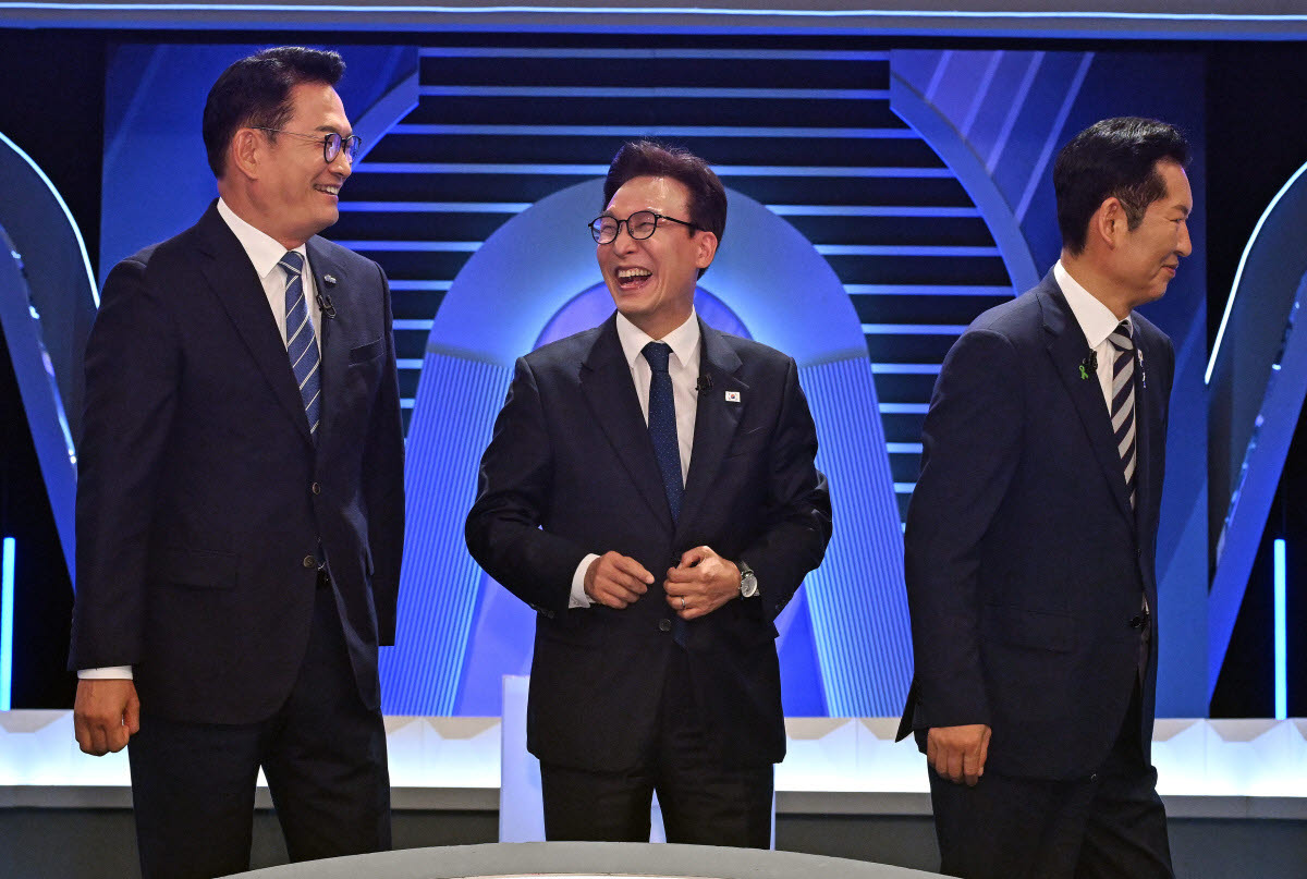 더불어민주당 송영길·김민석·정청래 당대표 후보가 5일 서울 영등포구 여의도 KBS에서 열린 제2차 TV 토론회에 참석해 기념 촬영을 마치고 자리로 향하고 있다.(사진=연합뉴스)