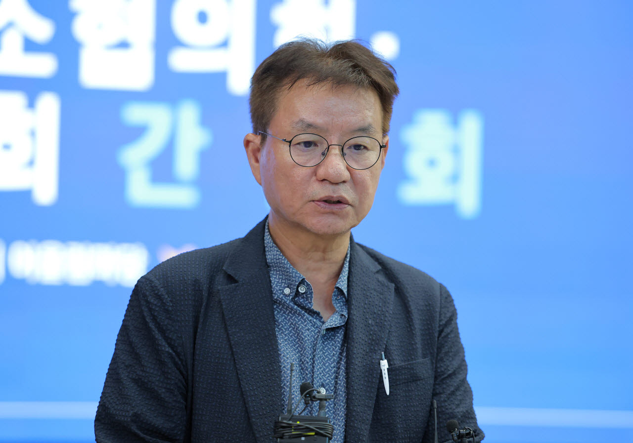 '국민의 신뢰 제고를 위한 경찰 수사 개혁위원회'(수사개혁위) 김남준 위원장이 6일 서울 서대문구 경찰청에서 열린 전국성폭력상담소협의회와 간담회를 마친 뒤 발언하고 있다. (사진=연합뉴스)