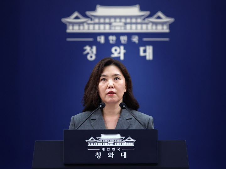 강유정 청와대 수석대변인이 지난달 15일 춘추관에서 환경미화원 임금 지급 실태 관련 브리핑을 하고 있다.(사진=연합뉴스)