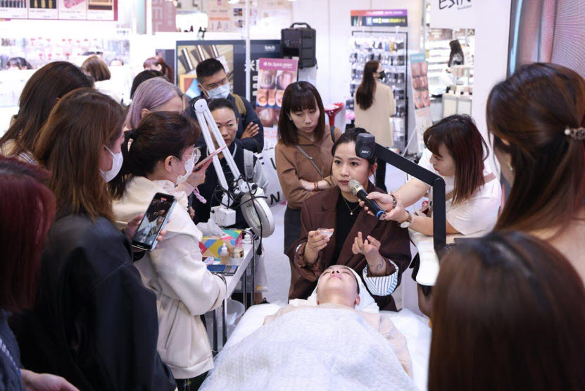 바이어들이 뷰티월드 타이베이 2026(Beautyworld Taipei 2026) 현장에서 뷰티 제품의 시연을 살펴보고 있다. 제품을 직접 체험하는 과정은 뷰티 브랜드가 대만 시장을 확대하는 데 중요한 요소로 자리 잡고 있다. (사진=TAITRA)