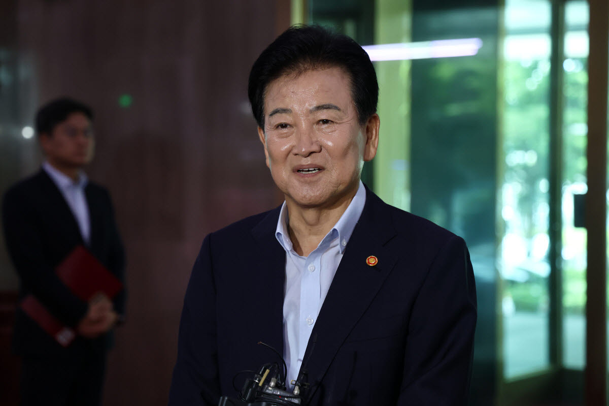 정동영 통일부 장관이 6일 서울 종로구 정부서울청사로 출근하며 발언하고 있다.[연합뉴스 제공]