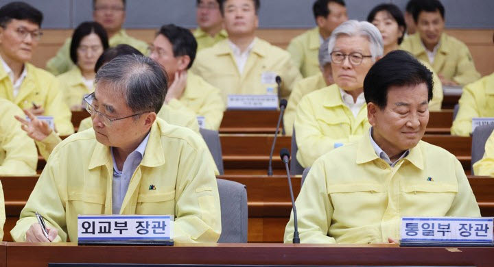 조현 외교부 장관(왼쪽)과 정동영 통일부 장관이 6일 서울 종로구 정부서울청사 별관에서 열린 2026년 을지연습 준비보고회의에 참석하고 있다. [연합뉴스 제공]