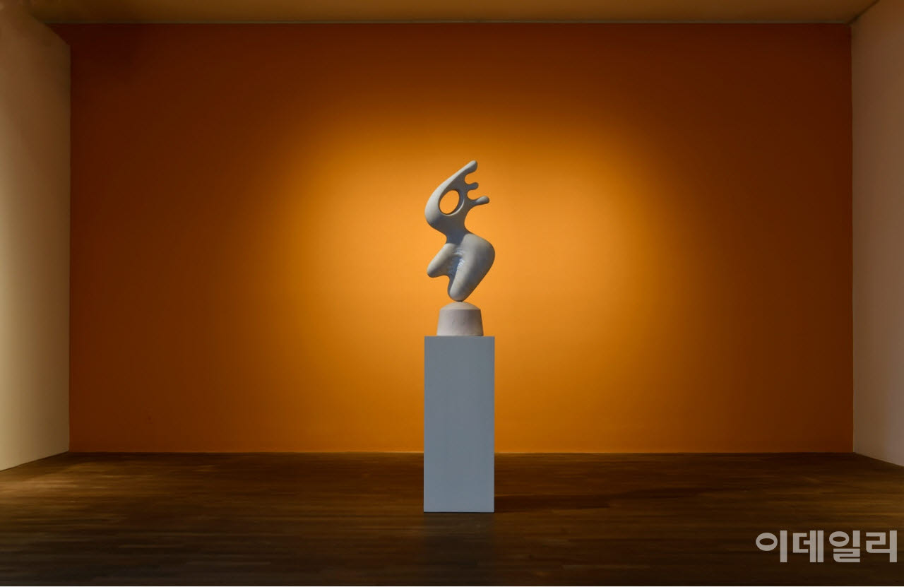 윤영자 ‘리듬’(Rhythm·2007). 대리석, 37×15×104㎝. 서울 종로구 가나아트센터 ‘별처럼 남은 이름, 석주 윤영자 10주기 기념전’에 나왔다(사진=가나아트).