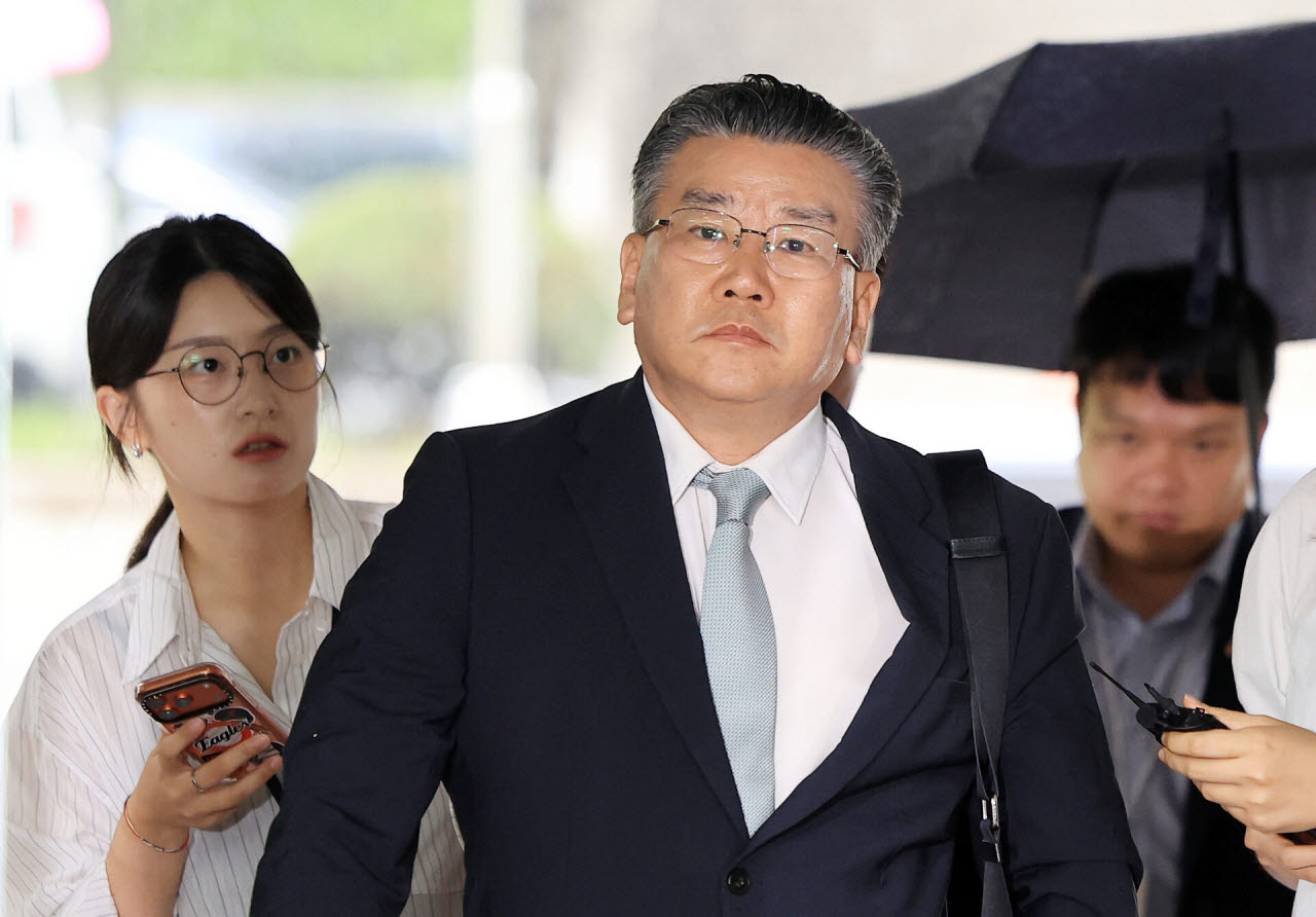 법원 들어서는 유병호 전 감사원 사무총장(사진 = 뉴시스)