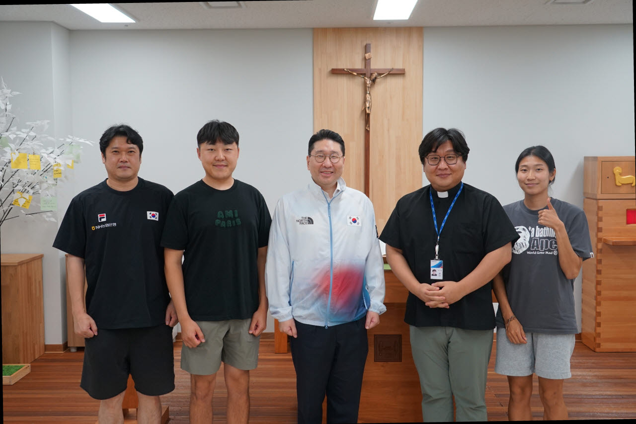 이상현 단장이 정구용 마르코 신부 및 국가대표 선수들과 함께 기념촬영을 하고 있다. 사진=대한사이클연맹