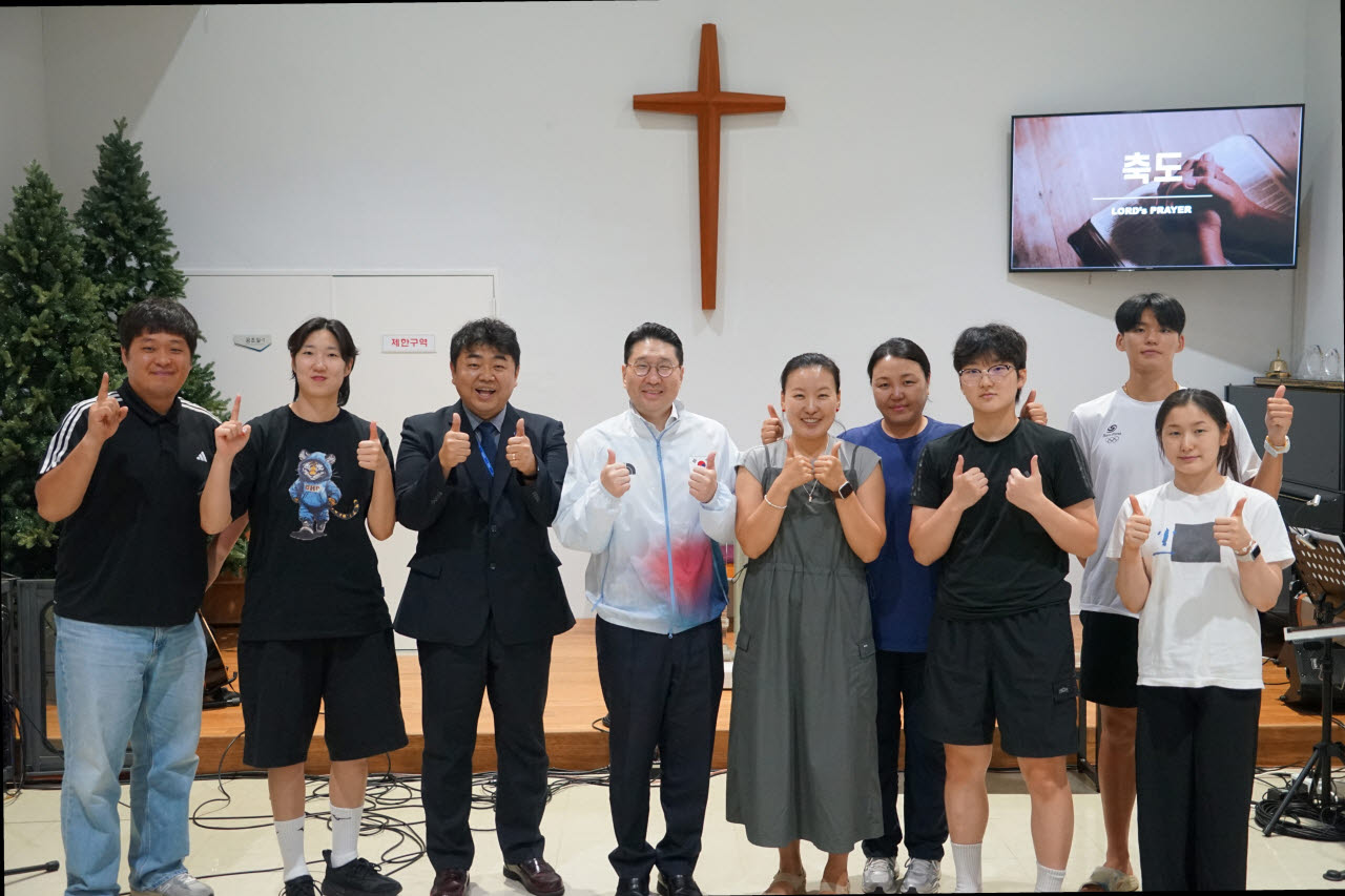 이상현 단장이 황승택 목사 및 국가대표 선수들과 함께 기념촬영을 하고 있다. 사진=대한사이클연맹
