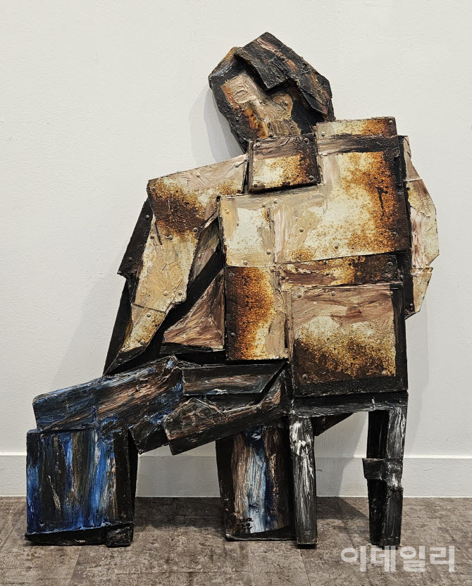 김진열 ‘낡은 의자’(2012), 합지·금속판에 아크릴릭·혼합재료, 113×89㎝(사진=김달진미술자료박물관)