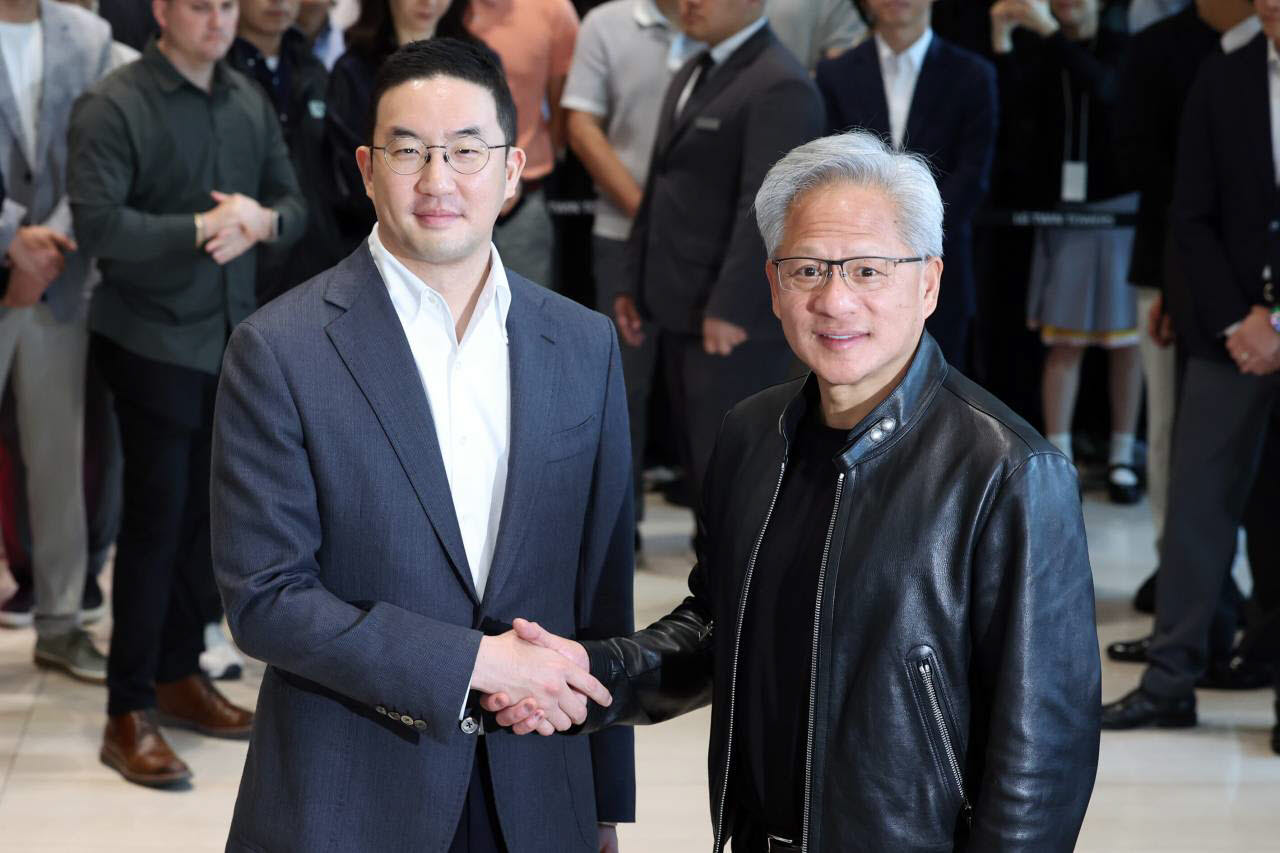 젠슨 황(오른쪽) 엔비디아 최고경영자(CEO)가 지난 6월 8일 서울 영등포구 여의도 LG트윈타워에서 구광모 LG그룹 회장과 회동을 마친 뒤 악수하고 있다. (사진=뉴시스)