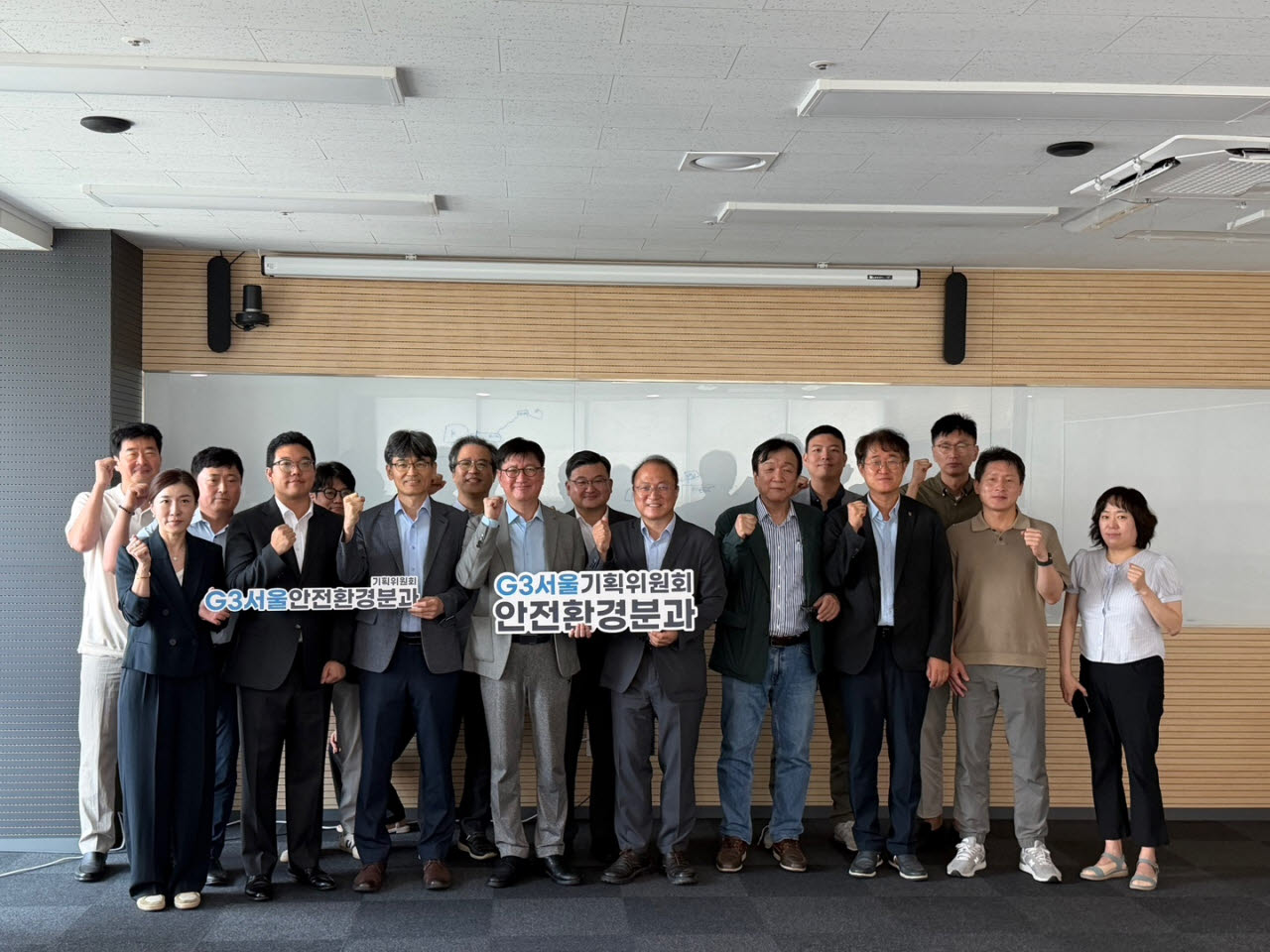 6일 서울 영등포구 나라스페이스에서 열린 G3 서울플랜 안전환경분과 기후테크 기업 현장방문에서 참석자들이 기념촬영을 하고 있다. 앞줄 왼쪽 세 번째부터 윤재삼 서울시 기후환경본부장, 조영준 G3 서울플랜 안전환경분과 위원, 장경호 G3 서울플랜 안전환경분과 위원장.(사진=서울시)