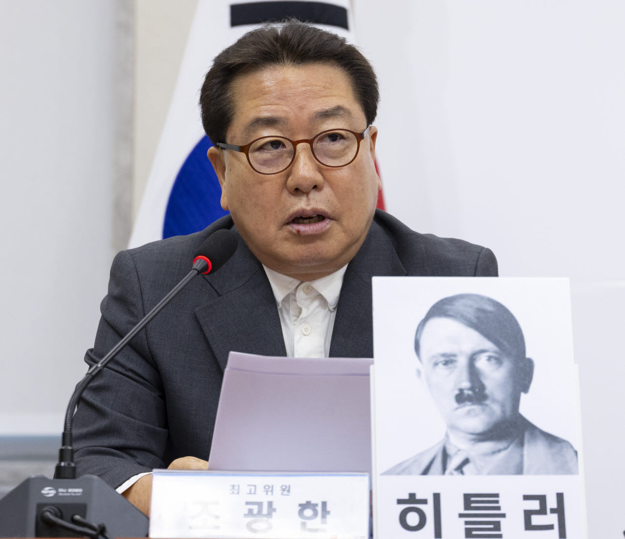 국민의힘 조광한 최고위원이 6일 국회에서 열린 최고위원회의에서 히틀러의 사진을 앞에 두고 발언을 하고 있다. 2026.8.6 (사진=연합뉴스)
