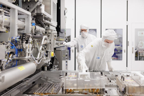 ASML 직원들이 EUV 노광장비를 살펴보고 있다. (사진=ASML)