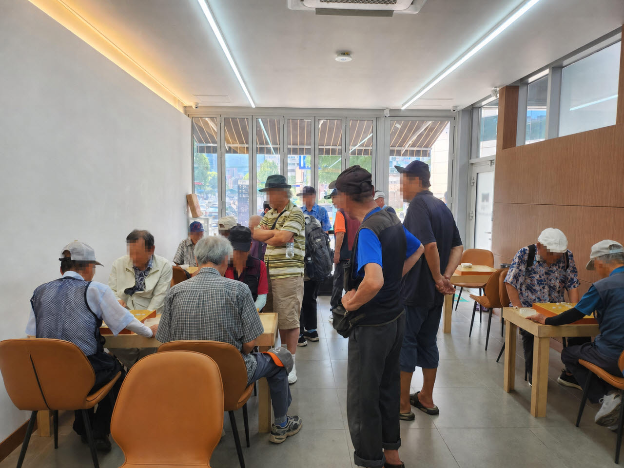 지난 5일 서울 종로구 '탑골 어르신 문화 놀이터'에서 노인들이 장기와 바둑을 두거나 경기를 지켜보고 있다. 이곳은 탑골공원 내 장기·바둑 금지 조치에 따라 종로구가 마련한 대체 공간이다. (사진=김태섭 수습기자)