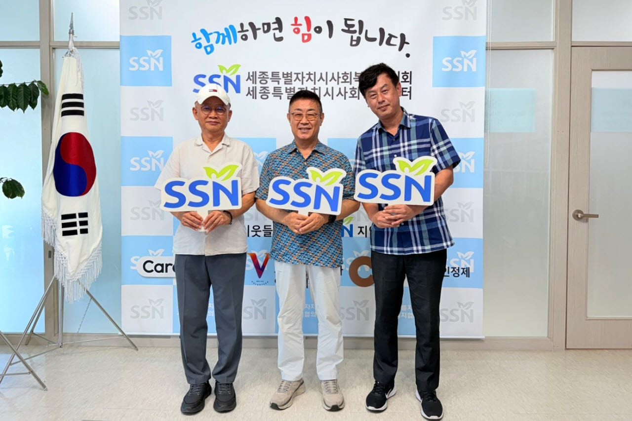 지난 6일 세종시 사회복지협의회에서 열린 기부 물품 전달식에서 (왼쪽부터) 문홍길 축산환경관리원장, 김부유 세종시사회복지협의회장, 이태성 대상 계란BO장이 기념사진을 촬영하고 있다. (사진=대상)