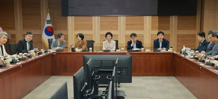 6일 서울 영등포구 여의도 국회의원회관에서 더불어민주당 서울시당 부동산 정책 간담회가 열리고 있다. 왼쪽 두번째부터 민주당 김남근 의원, 김영배 의원, 정책위의장인 한정애 의원, 남인순 국회부의장, 진성준 의원, 오기형 의원, 서울시당위원장 직무대행인 최기상 의원.(사진=연합뉴스)