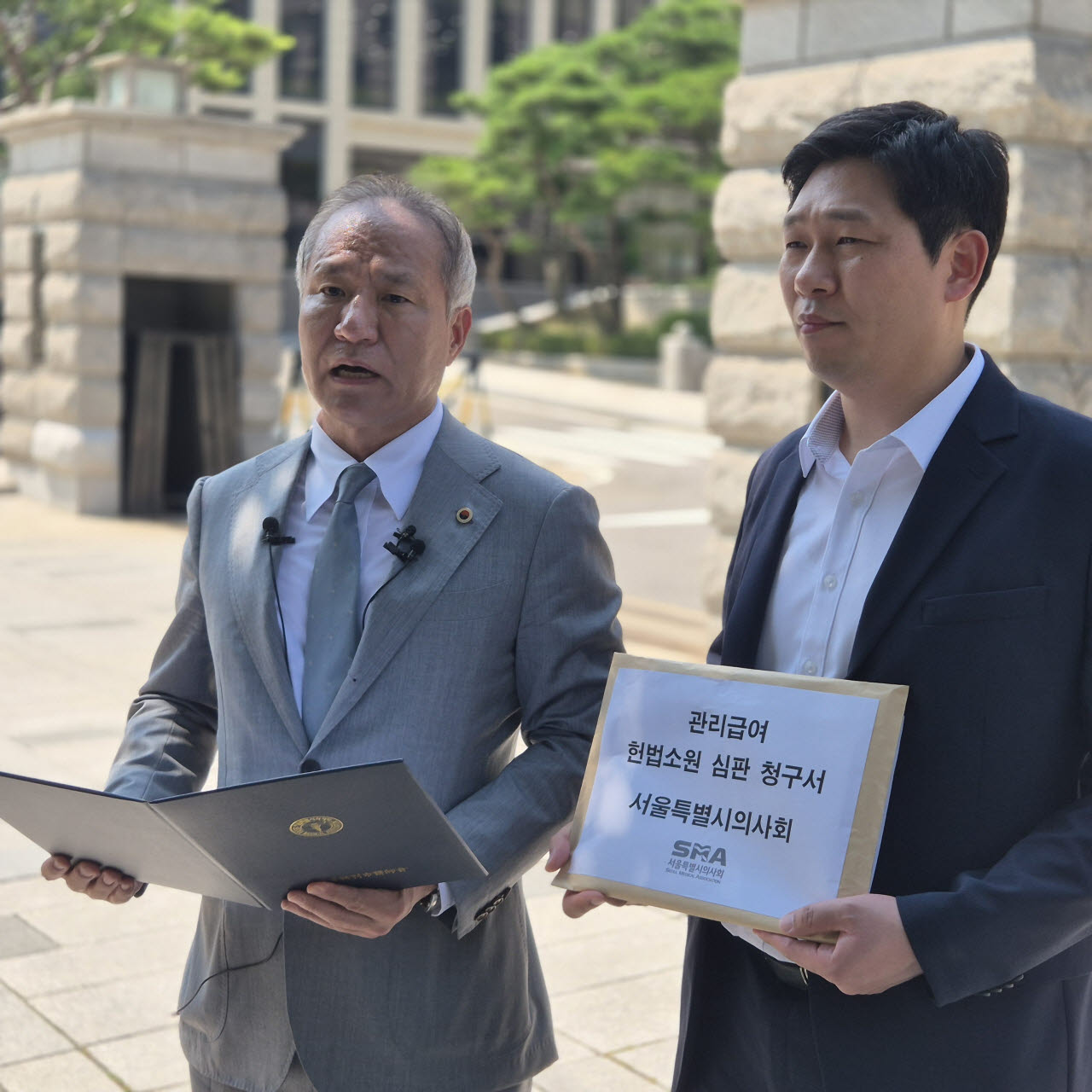 황규석 서울시의사회장(왼쪽)이 지난 3일 헌법재판소 앞에서 관리급여 제도에 대한 헌법소원심판 청구 취지를 설명하고 있다.(사진=서울시의사회)