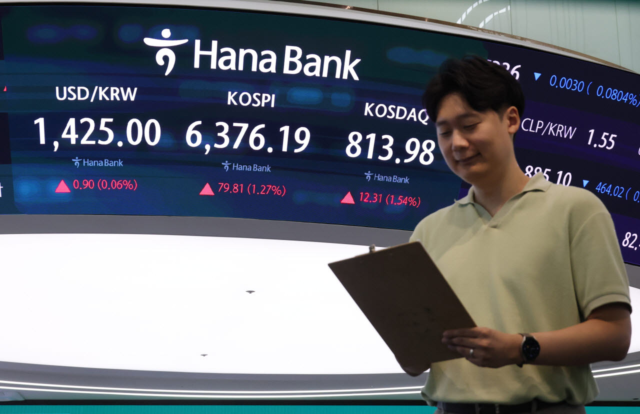 코스피가 상승 출발한 7일 서울 중구 하나은행 딜링룸 현황판에 코스피와 코스닥 지수가 표시되고 있다. (사진=연합뉴스)