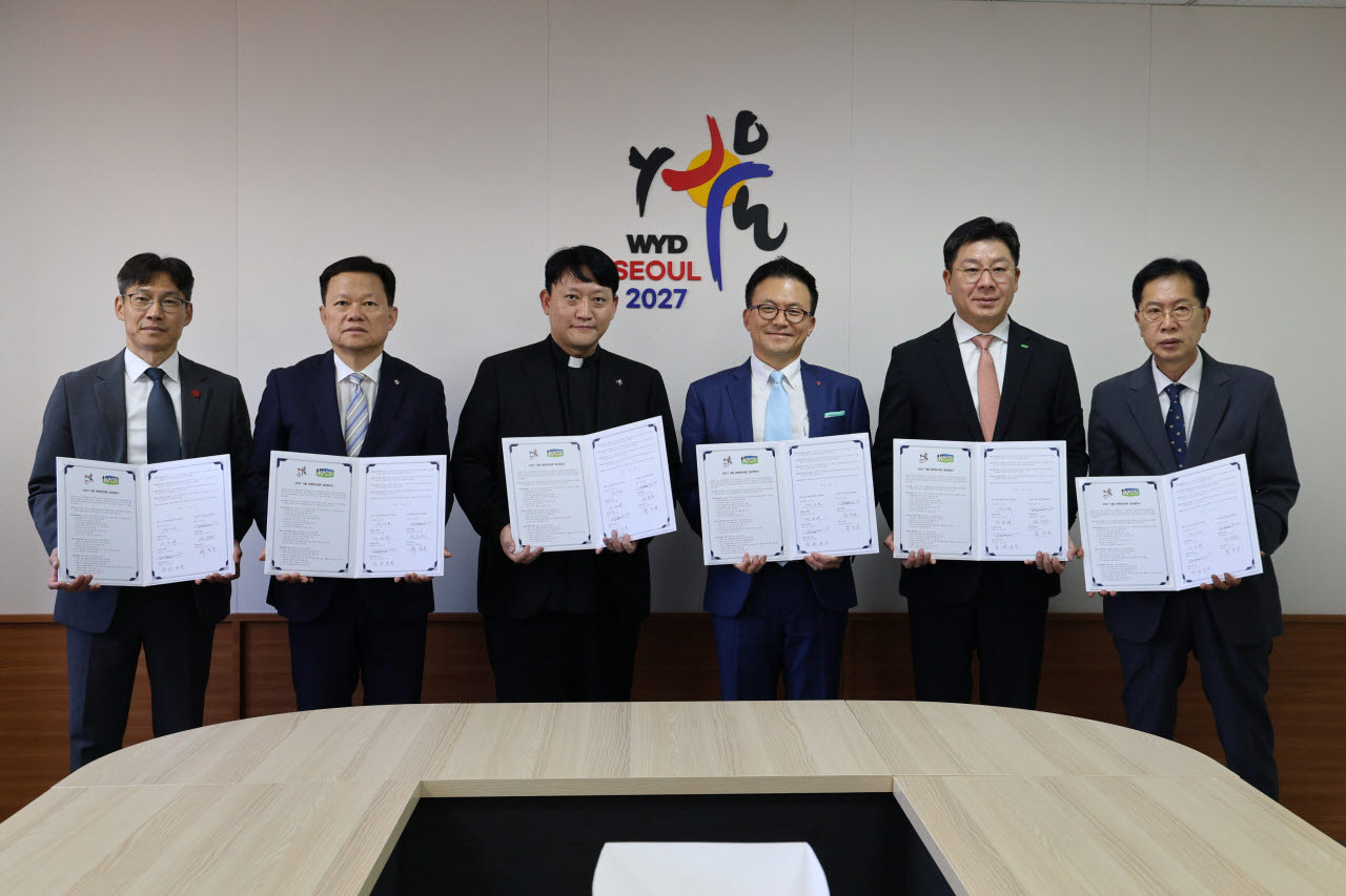 최진일 이마트24 대표(왼쪽부터), 정춘호 GS25 편의점비즈니스유닛장, 김남균 2027 서울 세계청년대회 조직위원회 사무국장 신부, 김대일 한국편의점산업협회장, 민승배 BGF리테일 대표, 김동원 씨스페이스24 전무가 6일 서울 중구 천주교 서울대교구청에서 열린 ‘2027 서울 세계청년대회 성공 개최를 위한 업무협약식’에서 기념촬영을 하고 있다. (사진=2027 서울 세계청년대회 조직위원회 제공)