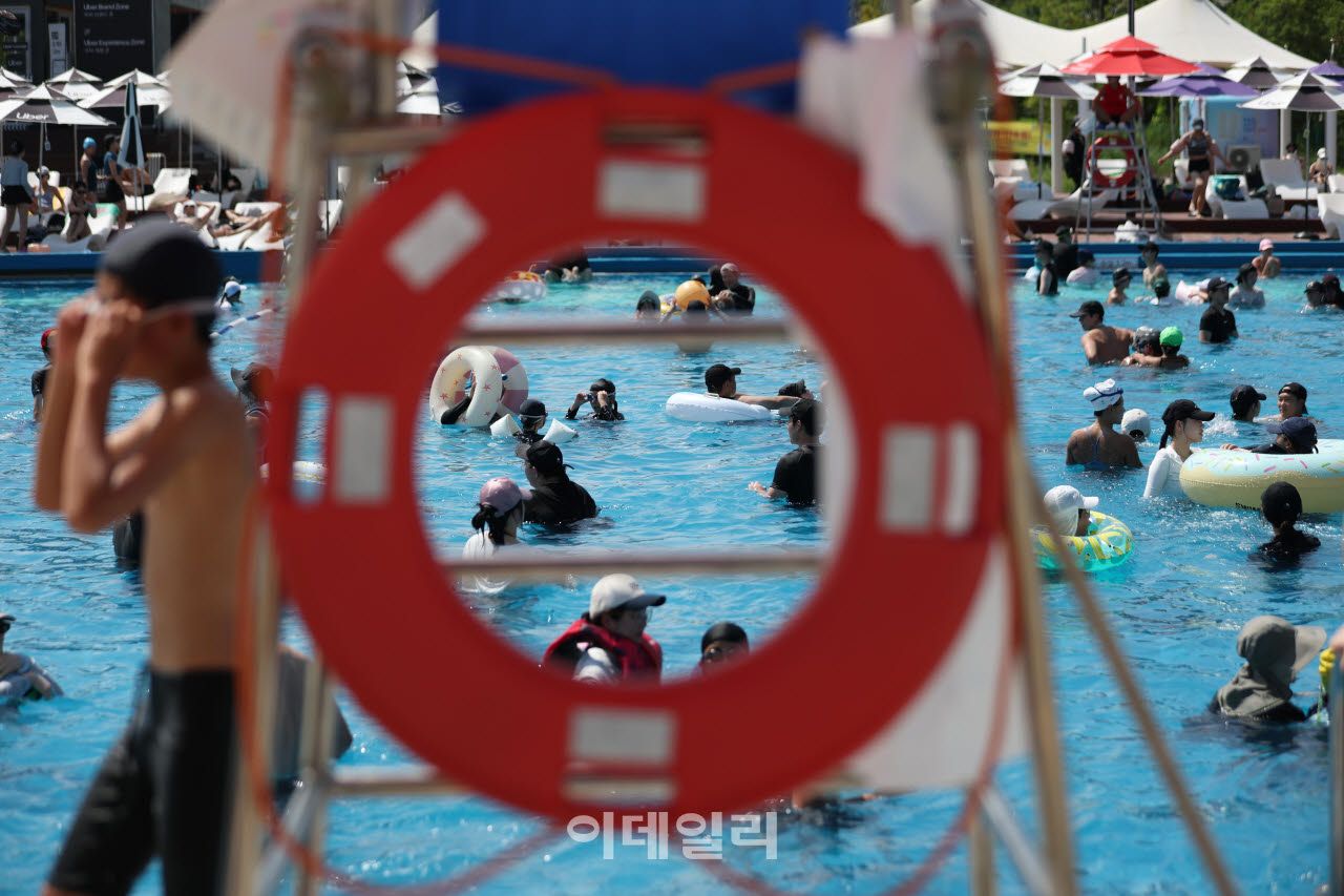 서울 한낮 최고 기온이 39도까지 오르며 ‘극한 폭염’이 이어진 6일 서울 여의도한강공원 수영장에서 시민들이 수영을 즐기고 있다. (사진=노진환 기자)