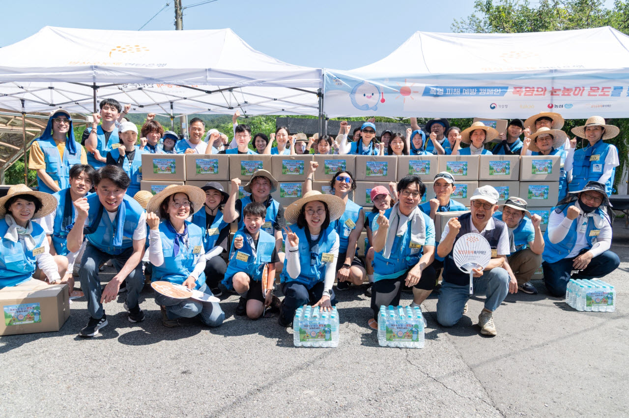 농심은 7일 기상청과 함께 서울시 노원구 상계동 폭염 취약계층에 백산수 5만병과 식료품 약 2만식을 전달했다. 이날 참석자들이 지원 물품을 전달한 뒤 기념촬영을 하고 있다. 사진 앞줄 오른쪽부터 서울연탄은행 허기복 대표, 농심 임영국 백산수마케팅팀장, 이미선 기상청장.