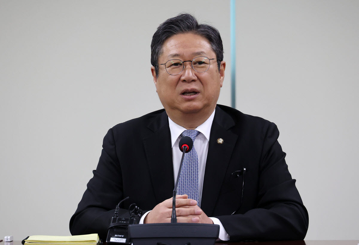 황희 더불어민주당 의원이 지난 1월 6일 국회 의원회관에서 부동산 정책 방향을 주제로 기자간담회를 하고 있다.(사진=연합뉴스)