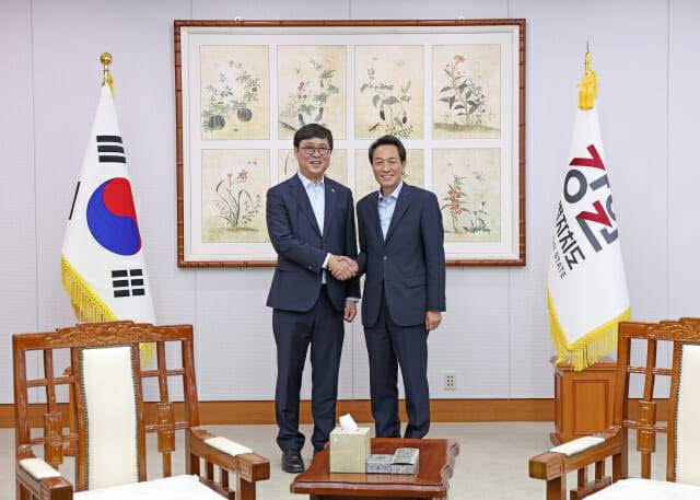최휘영 문화체육관광부 장관(왼쪽)과 우상호 강원특별자치도지사(사진=문화체육관광부).