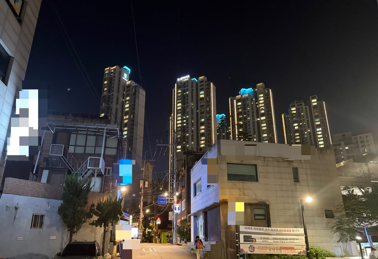 6일 래미안길음센터피스 앞으로 저층 주택과 상가가 있다. (사진=정윤지 기자)