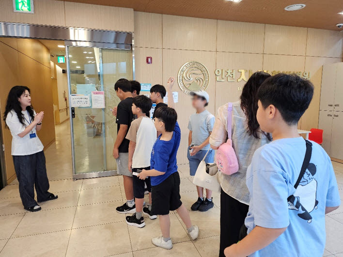 진로직업체험 프로그램에 참여한 학생들이 병원 내부 시설을 둘러보고 있다. (출처 인천자생한방병원)