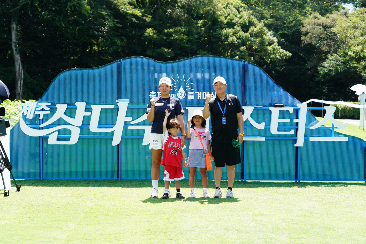 박은수와 남편, 두 자녀가 함께 한국여자프로골프(KLPGA) 투어 제주삼다수 마스터스 대회장에서 기념 촬영을 하고 있다.(사진=본인 제공)