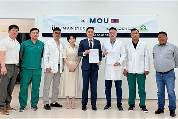 이응석(왼쪽서 5번째) 아임아인안과의원 대표원장이 1일 몽골 도르노드주 초이알산시립 메디컬 종합병원에서 병원 관계자와 업무협약을 한 뒤 기념 촬영하고 있다. (사진 = 안과의원 제공)