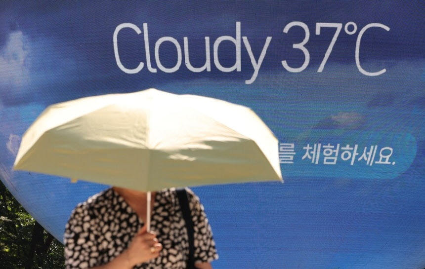 폭염특보가 내려진 지난 6일 서울 송파구 한 조형물에 현재 온도가 표시돼 있다. (사진=연합뉴스)