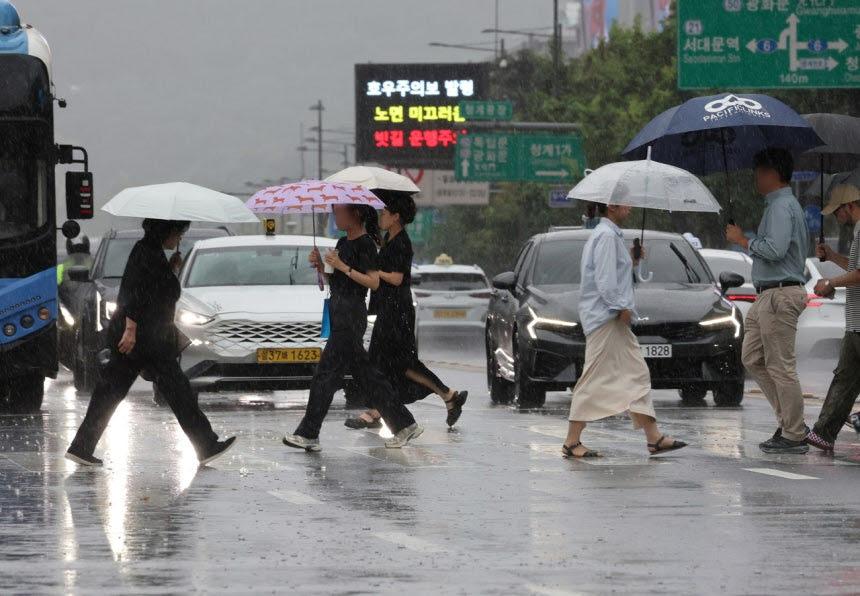 시내 거리에서 우산을 쓴 시민들이 발길을 재촉하고 있다. (사진=연합뉴스)