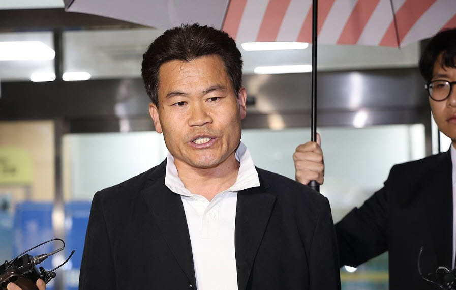 이재명 대통령과 개혁신당 이준석 대표의 명예를 훼손한 혐의로 경찰 수사를 받아온 한국사 강사 출신 유튜버 전한길(본명 전유관)씨가 지난 4월 16일 구속 전 피의자 심문(영장실질심사) 기각 후 서울 영등포구 영등포경찰서를 나서며 취재진 질문에 답하고 있다. (사진=연합뉴스)