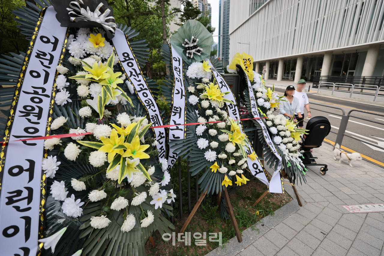 [포토]용산어린이정원 인근에 늘어선 근조화환