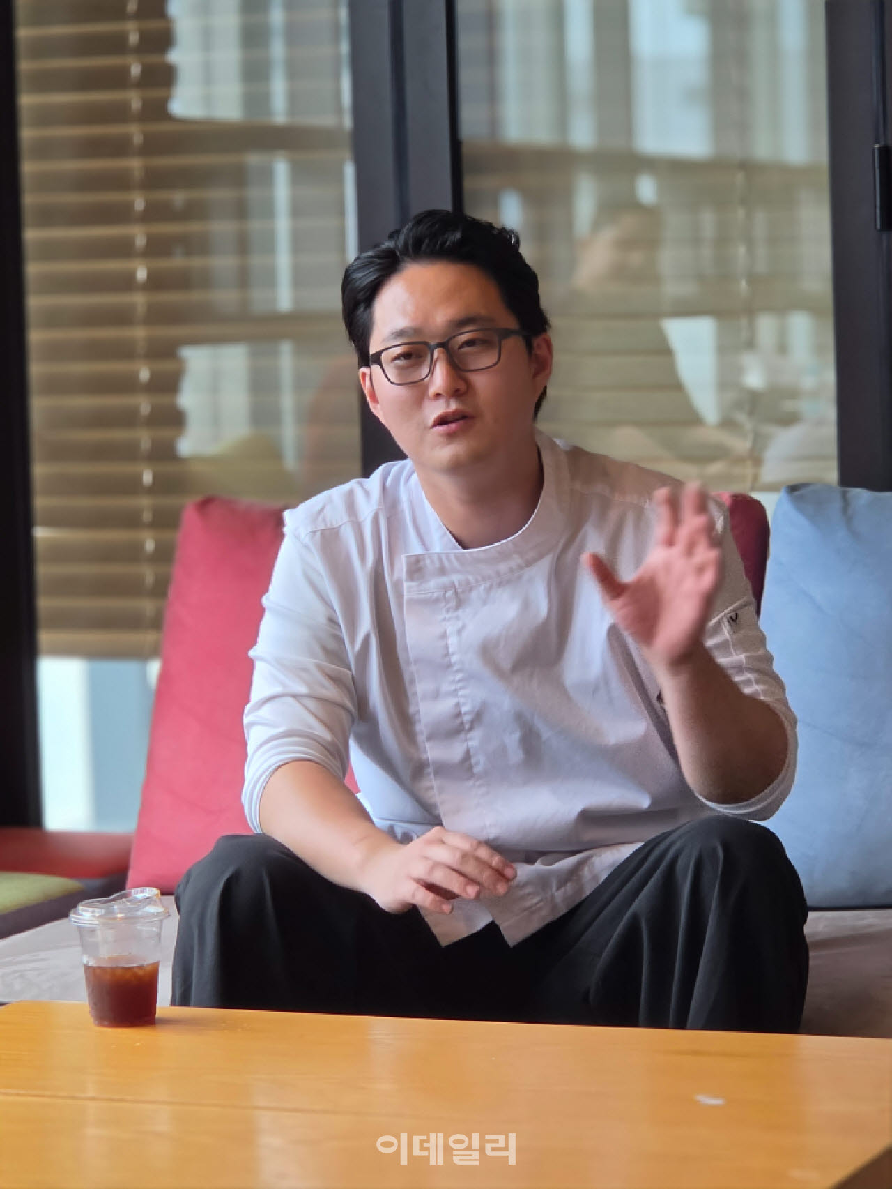 요리 유튜버 '은수저'가 취재진과 질의응답을 하고 있다. (사진=한광범 기자)