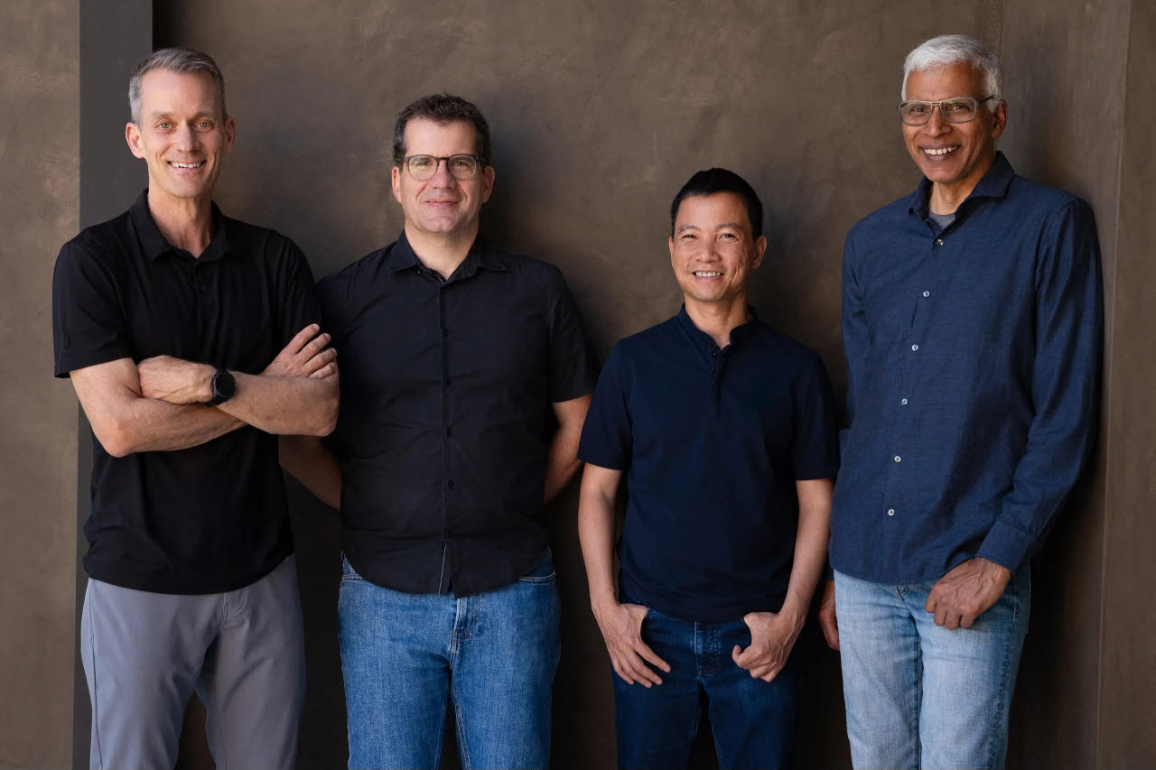 왼쪽부터 오리올 비냘스 (Oriol Vinyals), 산제이 게마와트 (Sanjay Ghemawat), 제프 딘 (Jeff Dean), 꾸옥 레 (Quoc Le). 출처=AI 스타트업 ‘디스커버리 루프(Discovery Loop)’