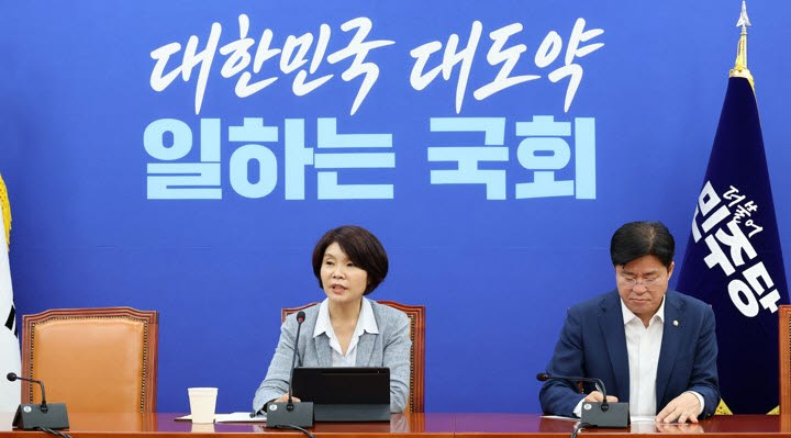 더불어민주당 한정애 정책위의장이 9일 국회에서 열린 기자간담회에서 현안 관련 발언을 하고 있다. (사진=연합뉴스)