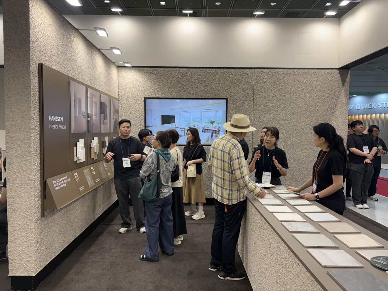 7일 서울 강남구 코엑스에서 열린 '2026 코리아빌드' 한샘 부스에서 관람객들이 설명을 듣고 있다. (사진=권아인 수습기자)