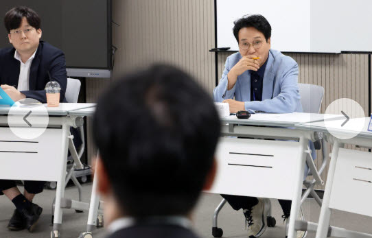안민석 경기도교육감이 지난 6일 교권보호전담관 지원자 면접을 진행하고 있다. (사진=안민석 경기도교육감 SNS)