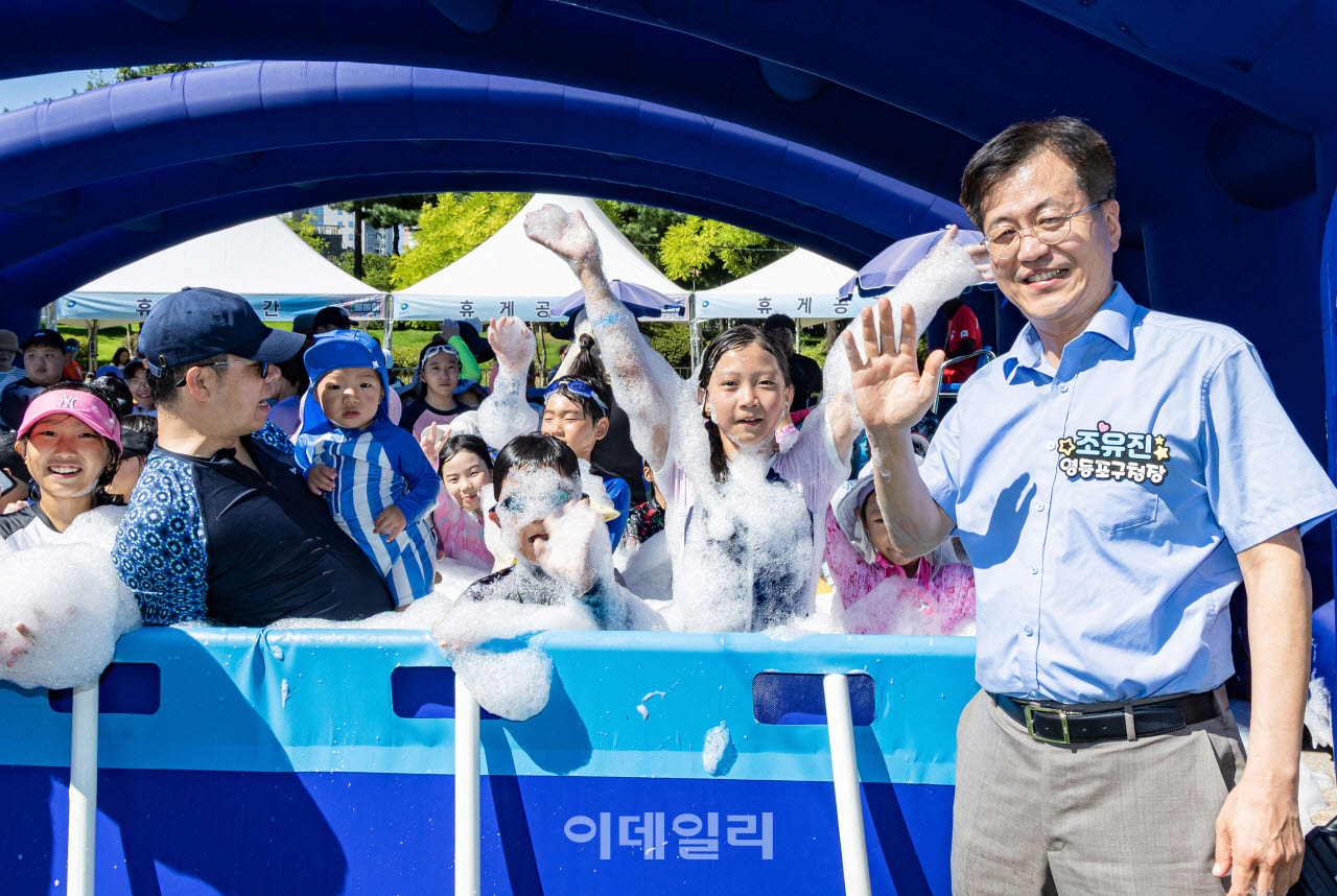 [포토] 영등포 여름 물놀이 축제 방문한 조유진 구청장