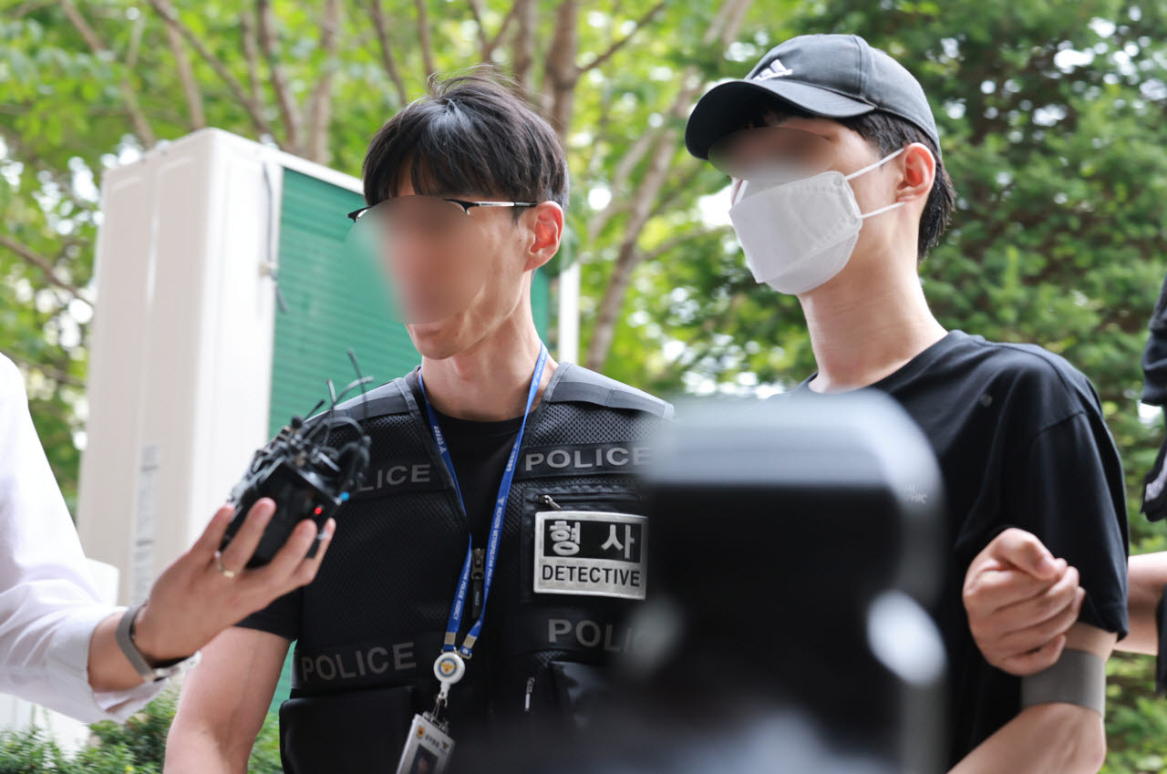 어머니를 살해한 10대 아들이 9일 오후 구속 전 피의자 심문(영장실질심사)을 받기 위해 인천지법으로 들어서고 있다.(사진=연합뉴스)