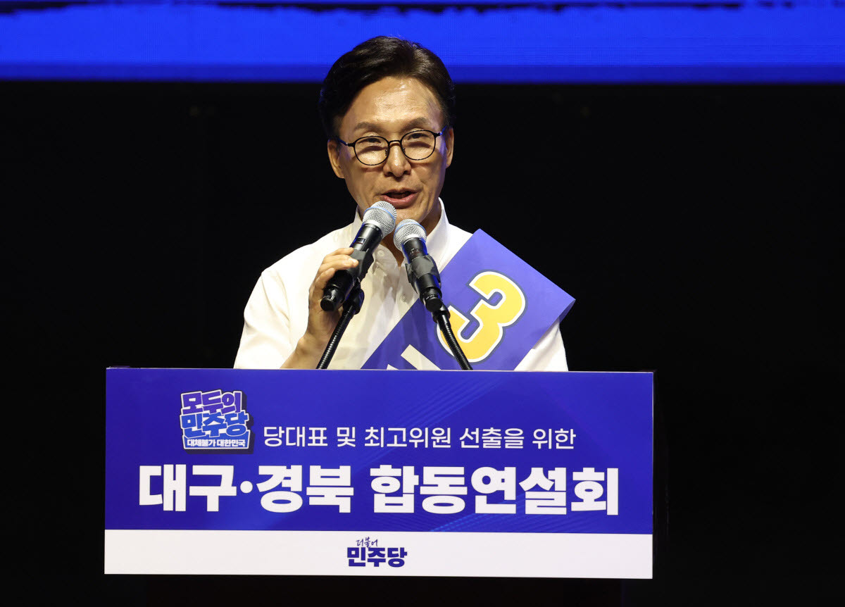 9일 오후 대구 인터불고 엑스코 호텔에서 열린 더불어민주당 당 대표 및 최고위원 선출을 위한 대구·경북 합동연설회에서 김민석 당 대표 후보가 연설하고 있다. (사진=연합뉴스)