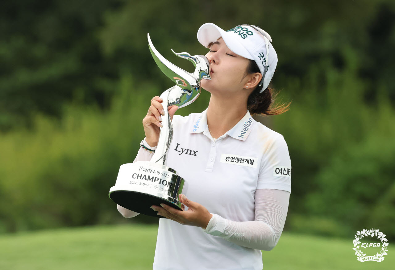 장은수가 9일 제주 서귀포시의 태디밸리 골프앤리조트에서 열린 한국여자프로골프(KLPGA) 투어 제주삼다수 마스터스에서 우승한 뒤 트로피에 입을 맞추며 기념 촬영을 하고 있다.(사진=KLPGA 제공)