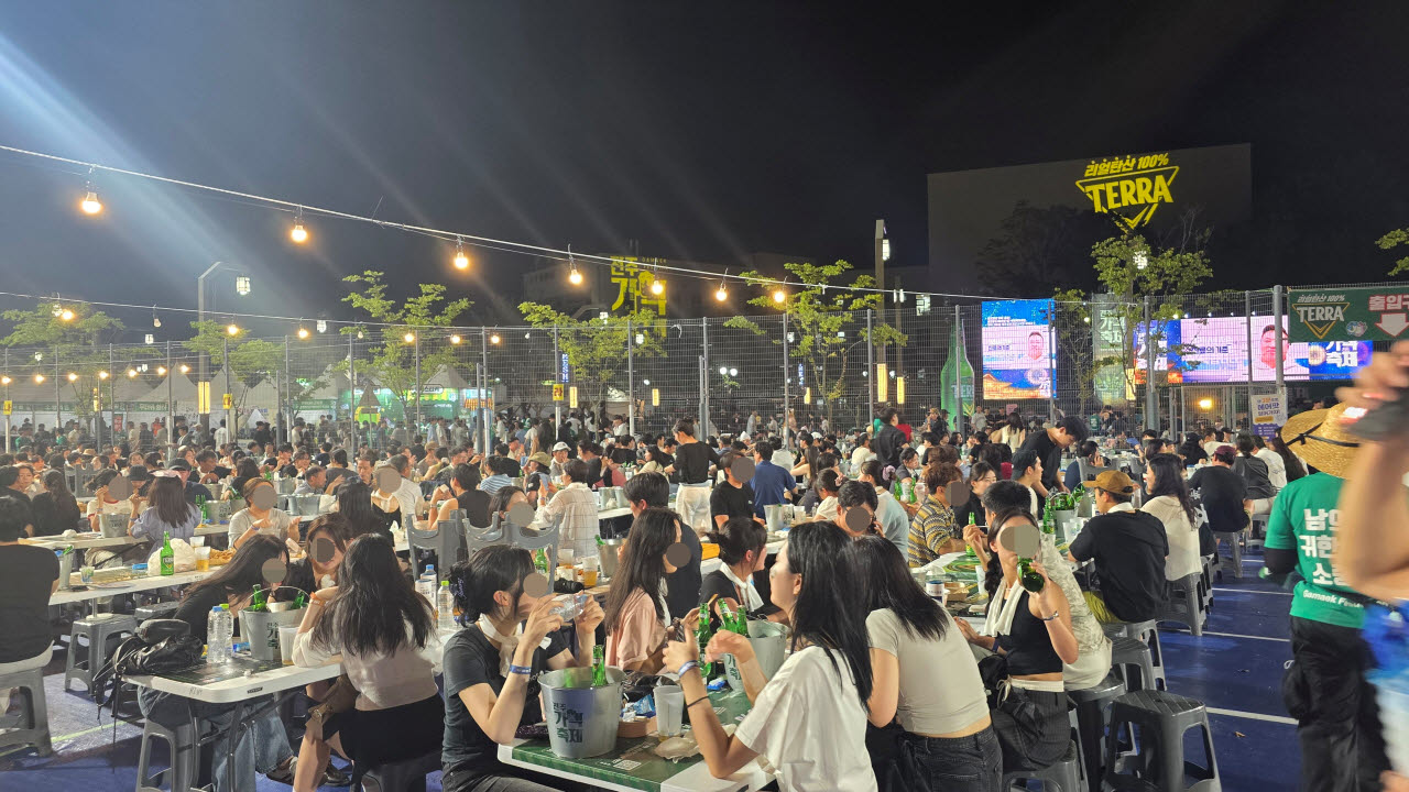 지난 7일 전주가맥축제에서 방문객들이 테라 맥주와 가맥 안주를 즐기고 있다. (사진=김지우 기자)