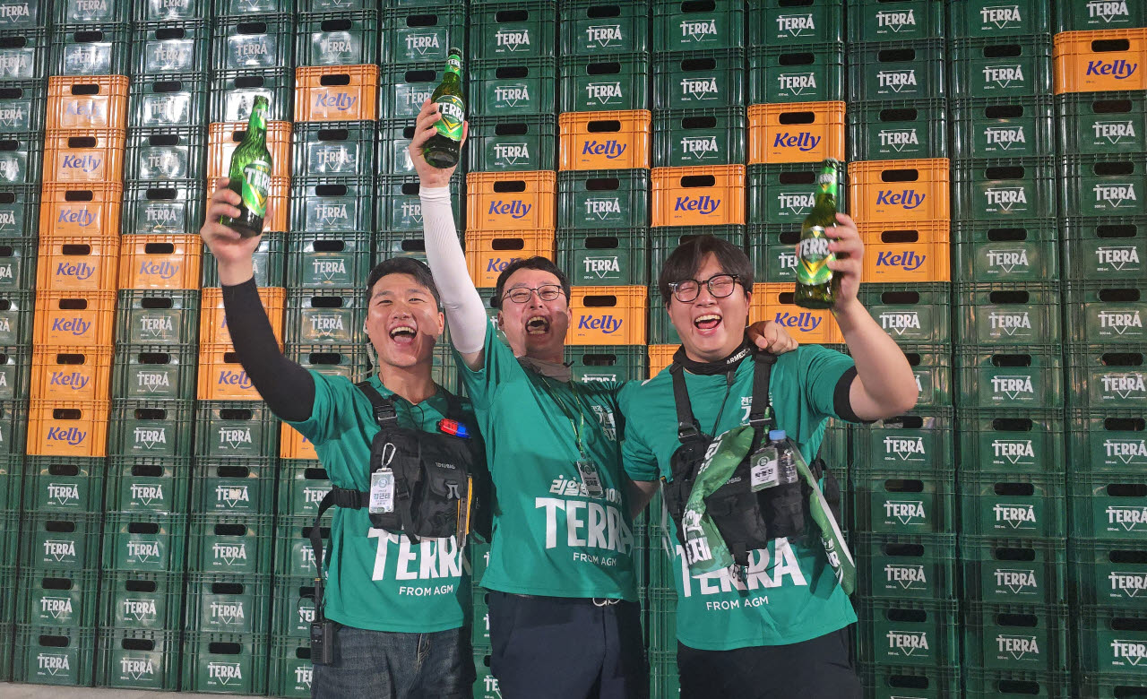 지난 7일 전주가맥축제에서 김지훈 하이트진로 특판전주지점장(가운데)과 가맥지기들이 테라 맥주를 들고 기념사진을 찍고 있다. (사진=김지우 기자)