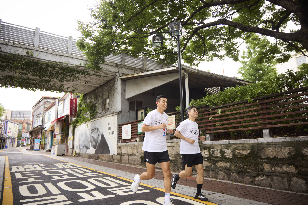 정재헌 CEO와 가수 션이 종로구에 조성된 '독립을 이끈 여성들을 기억하길’ 코스를 함께 달리고 있다(사진=SKT)