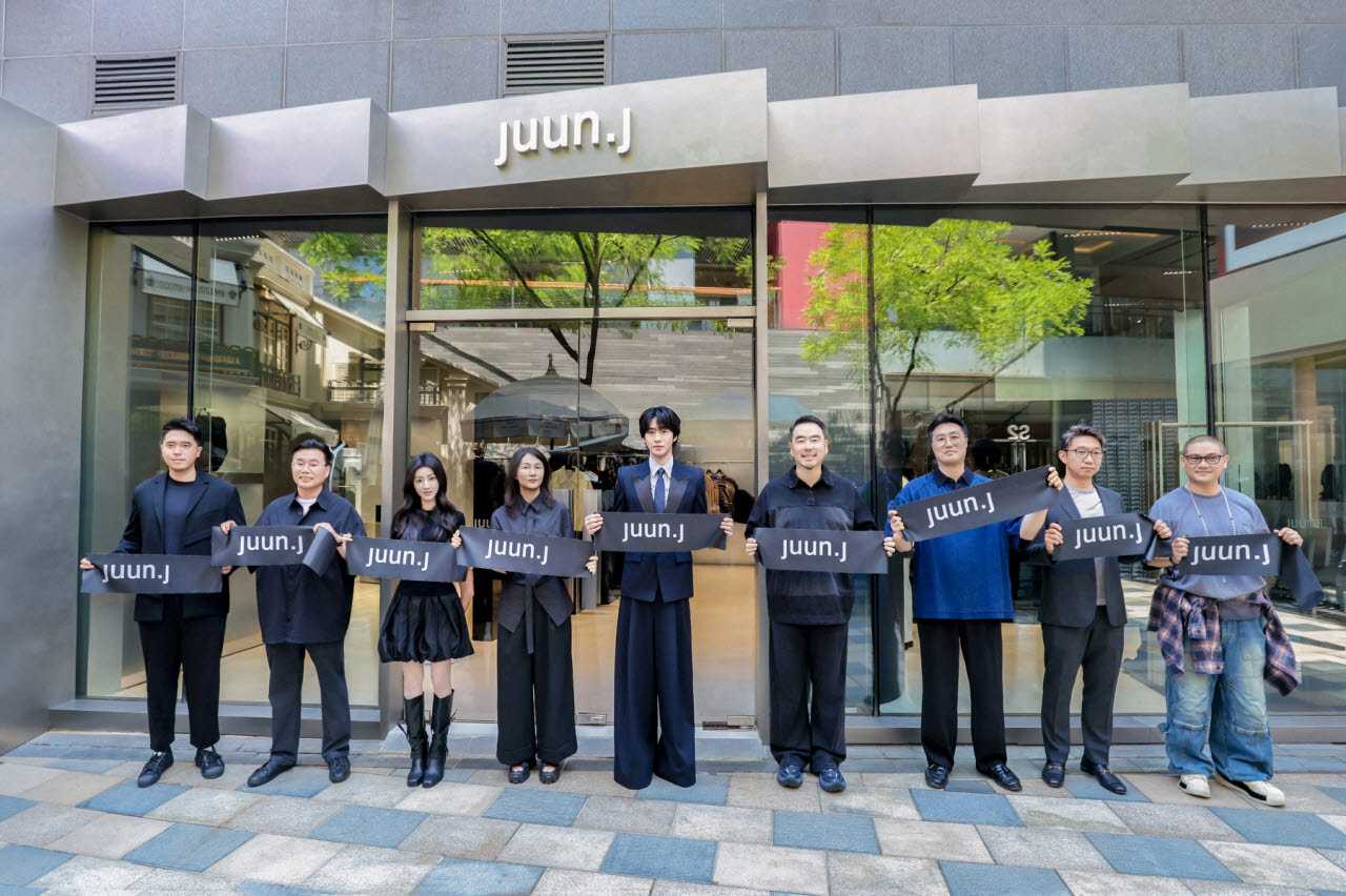 지난 7일 중국 베이징 준지 매장 앞에서 기념 촬영을 하고 있다. (사진=삼성물산 패션부문)