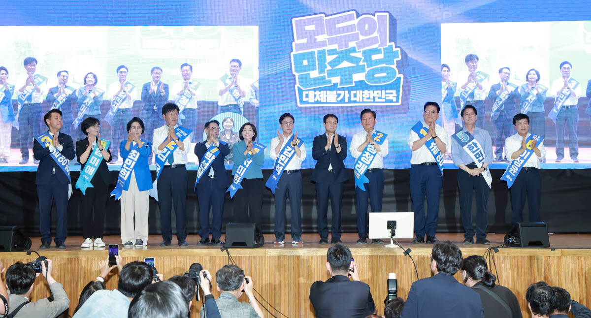 9일 강원도 횡성국민체육센터에서 열린 더불어민주당 대표·최고위원 후보자 강원 합동연설회에서 후보들이 기념 촬영하고 있다. 왼쪽부터 김영호·임미애·최민희·김용·박선원·서미화 최고위원 후보, 김민석 당 대표 후보, 한병도 대표 직무대행 겸 원내대표, 정청래·송영길 당 대표 후보, 한민수·이성윤 최고위원 후보. (사진=연합뉴스)