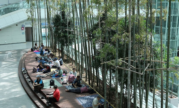 기사 내용과 관련 없는 사진. 극한 폭염이 계속된 5일 인천국제공항 2터미널에서 어르신들이 더위를 피하고 있다. (사진=연합뉴스)